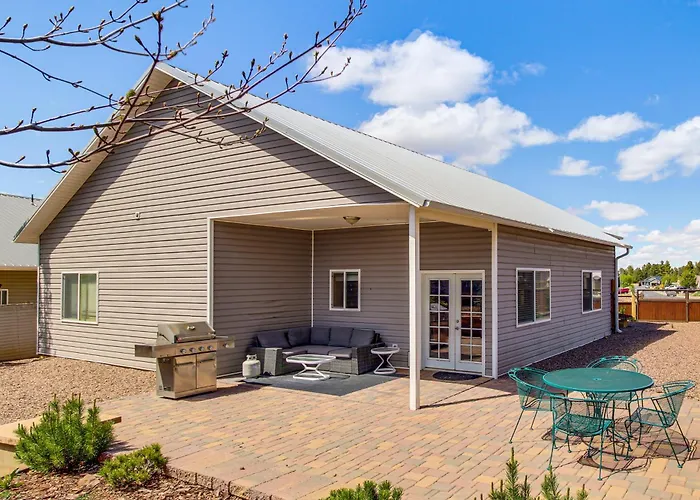 Private Patio + Gazebo: Show Hideaway! Holiday home *
