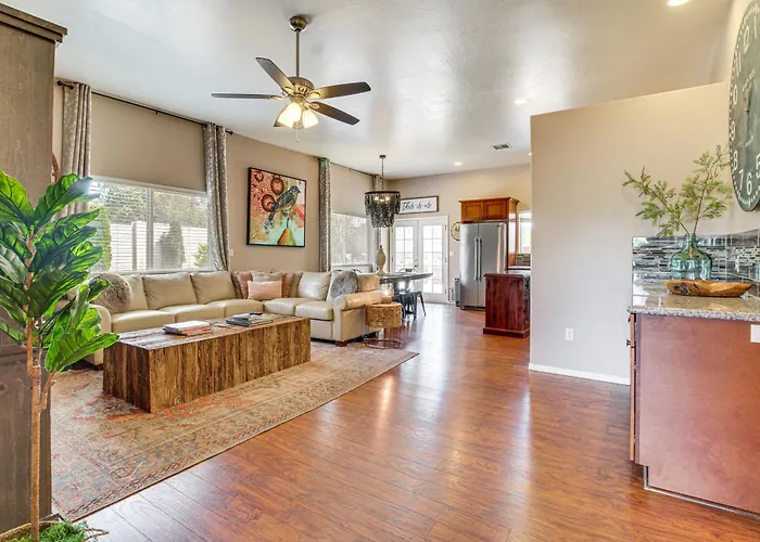 Private Patio + Gazebo: Show Hideaway! Holiday home