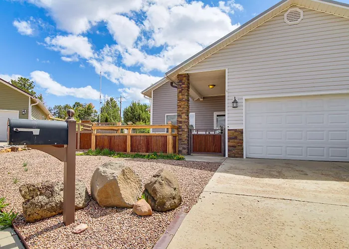 Private Patio + Gazebo: Show Hideaway! Holiday home