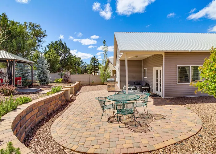 Private Patio + Gazebo: Show Hideaway! Holiday home *